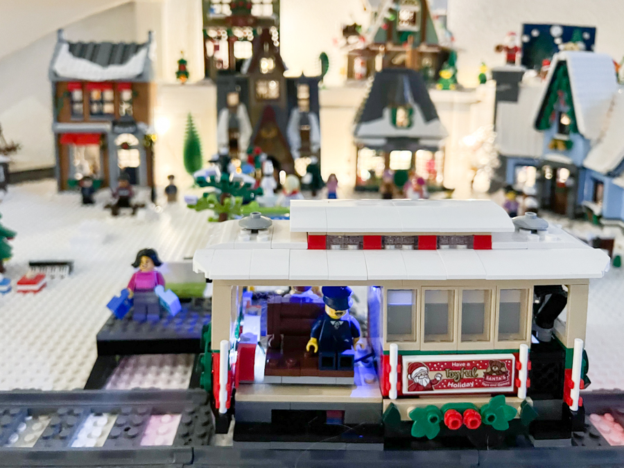 Fijne feestdagen! Ons LEGO winterdorpje is af!