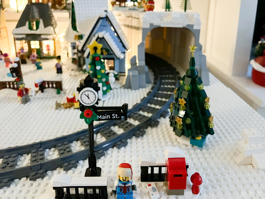 Fijne feestdagen! Ons LEGO winterdorpje is af!