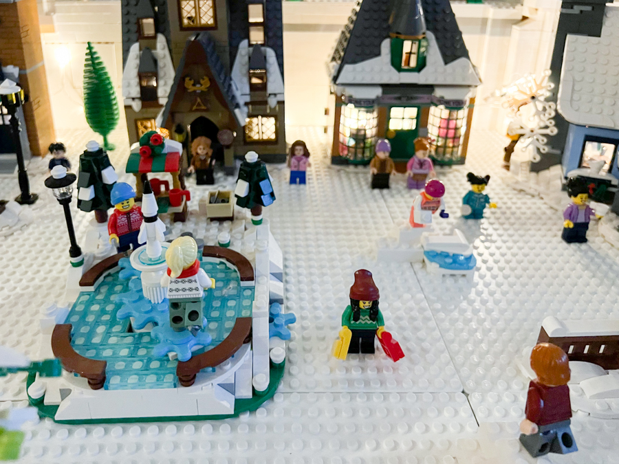 Fijne feestdagen! Ons LEGO winterdorpje is af!