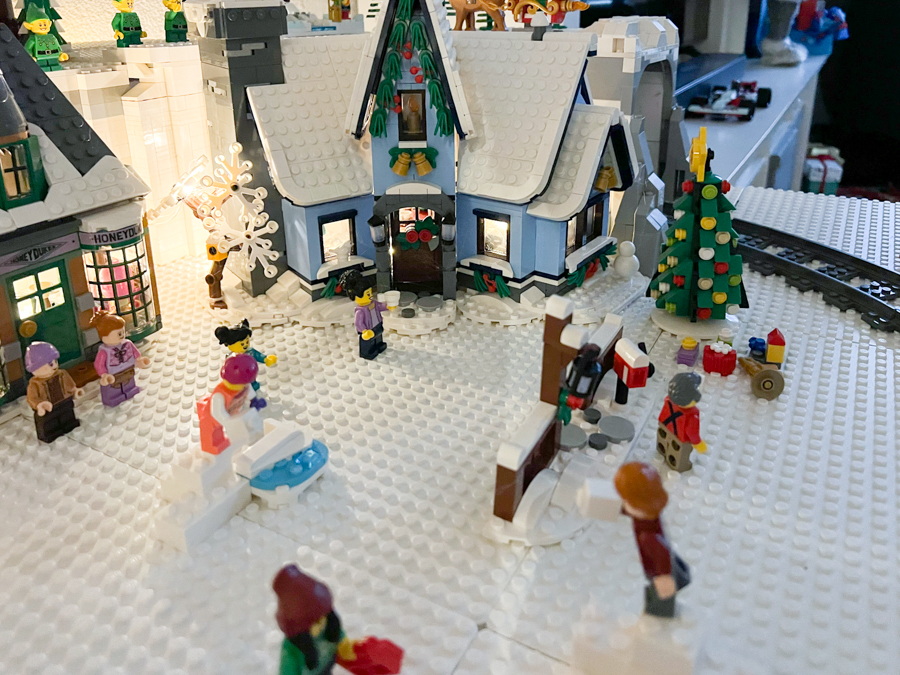 Fijne feestdagen! Ons LEGO winterdorpje is af!